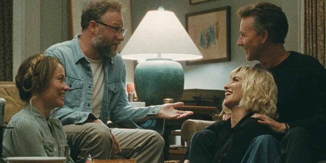 Quatre personnes discutant joyeusement dans un salon chaleureux.