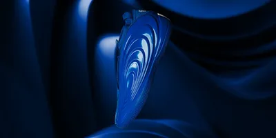 Chaussure bleue brillante sur fond abstrait bleu.