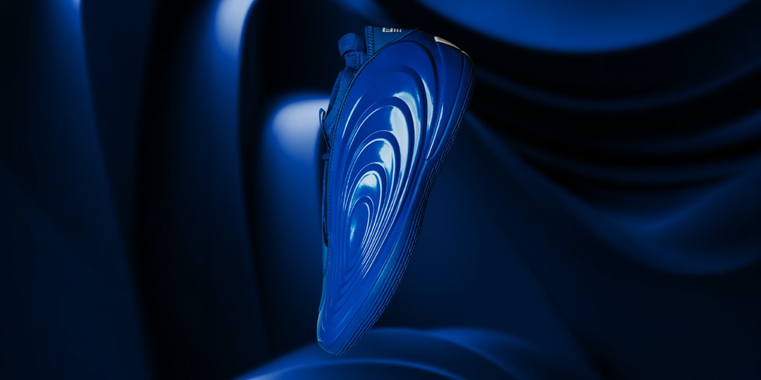 Chaussure bleue brillante sur fond abstrait bleu.