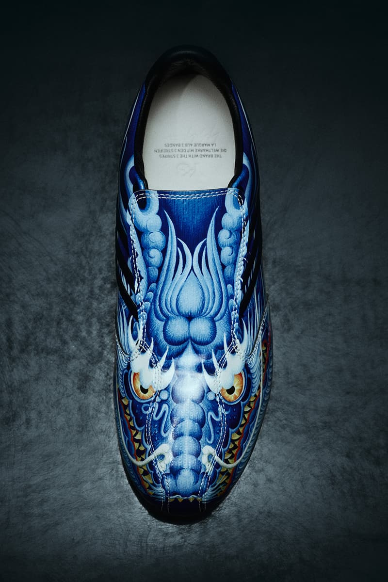 Chaussure bleue décorée d'un motif de dragon coloré.