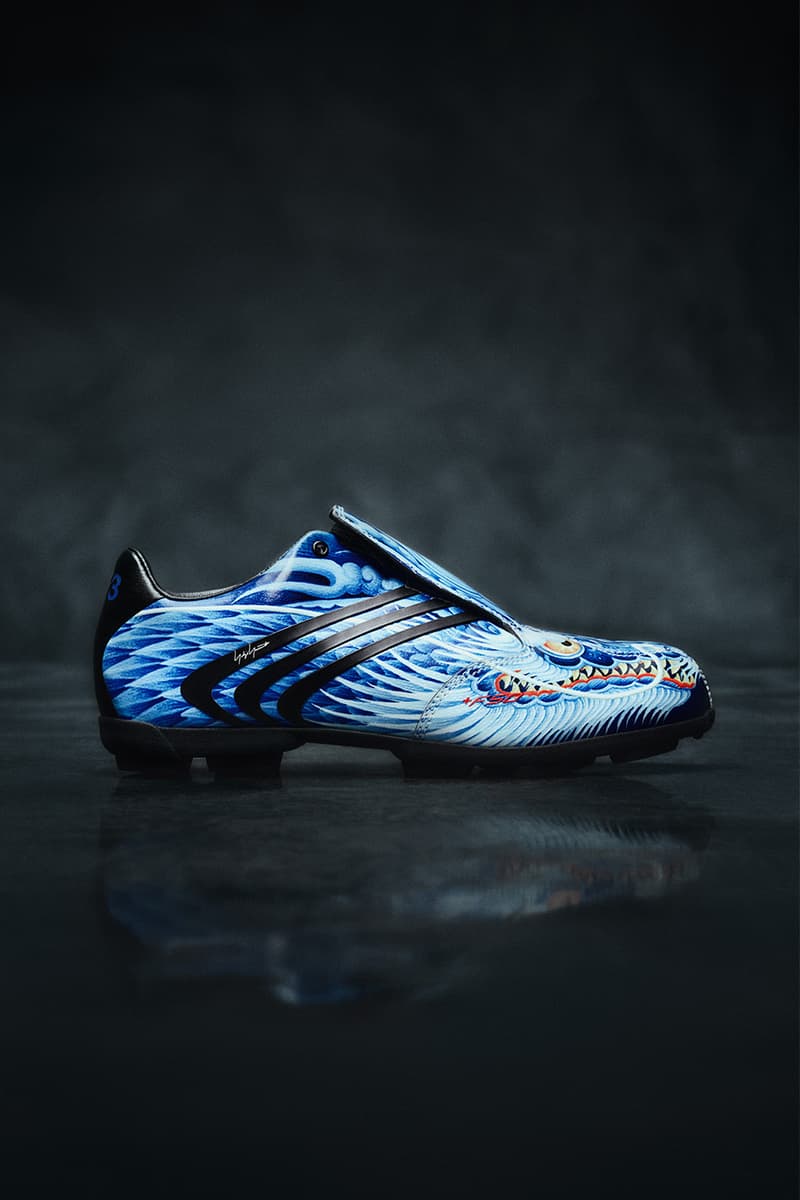 Chaussure de football bleue avec motif de dragon.