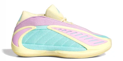 Baskets multicolores pastel avec motifs uniques et moderne design.