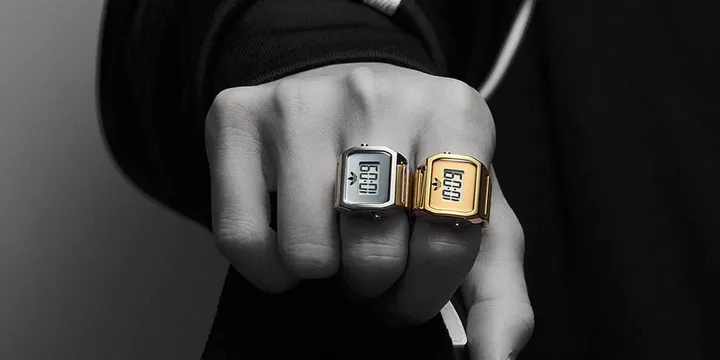 Deux montres numériques portées sur une main.