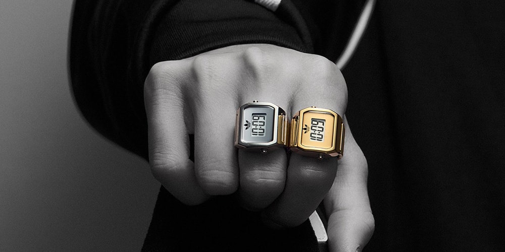 Deux montres numériques portées sur une main.