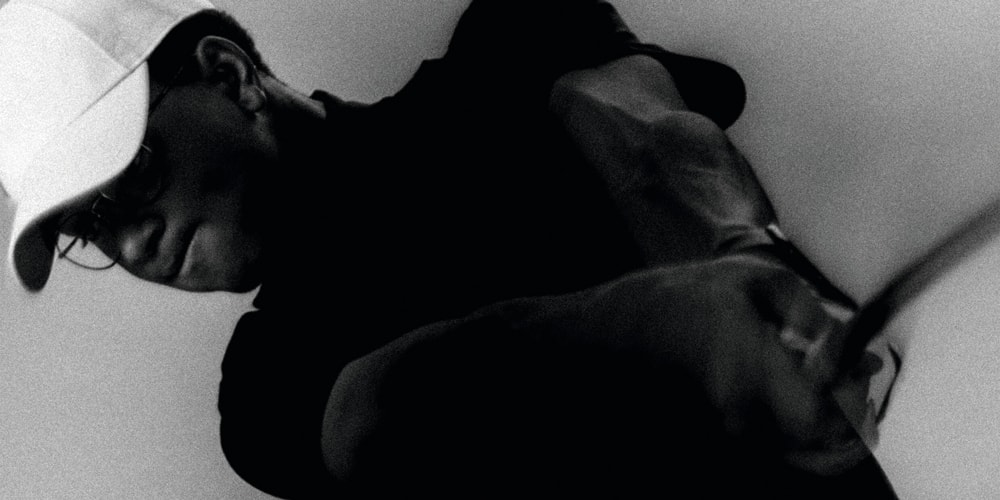 Homme en mouvement avec casquette et lunettes