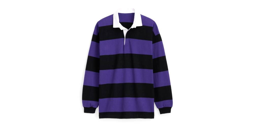 Rugby shirt violet et noir à rayures, col blanc.