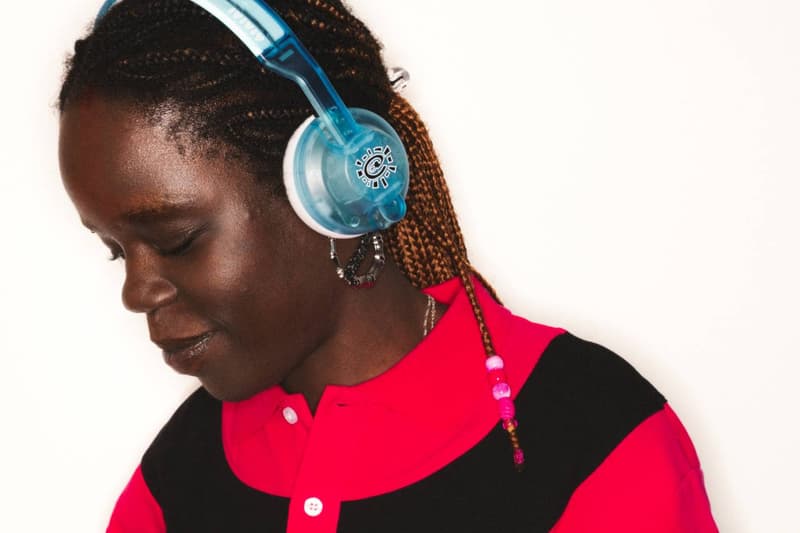 Personne portant un casque audio bleu et un polo rouge et noir.