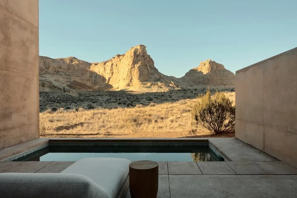 aman-devoile-une-villa-dexception-dans-le-desert-de-lutah-carousel-5.jpg