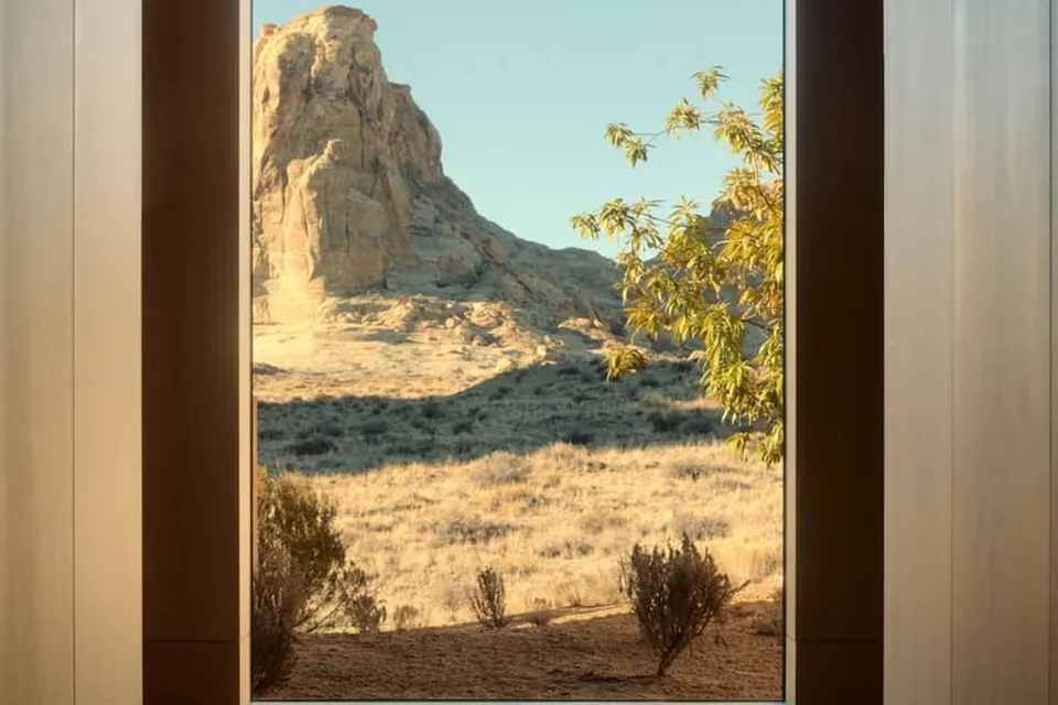 aman-devoile-une-villa-dexception-dans-le-desert-de-lutah-carousel-9.jpg
