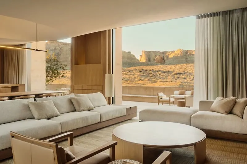 Salon moderne avec vue sur le désert par la fenêtre.