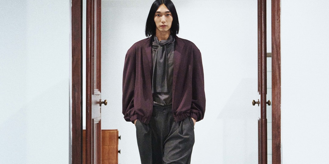 Personne portant des vêtements modernes dans une pièce minimaliste.