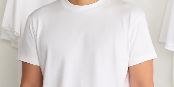 Personne portant un t-shirt blanc, vêtement simple et épuré.