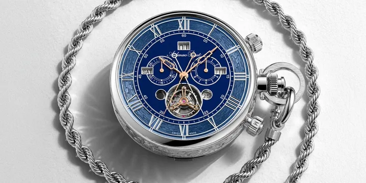 Montre de poche complexe avec cadran bleu et chaîne torsadée en argent.