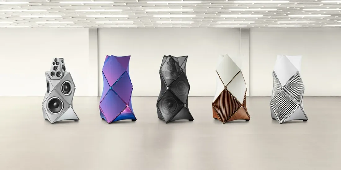 Cinq enceintes modernes dans une salle blanche.