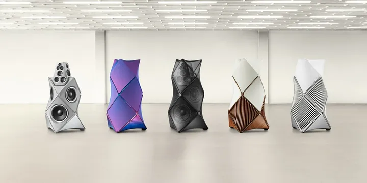 Cinq enceintes modernes dans une salle blanche.