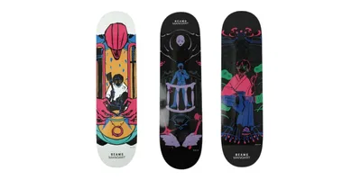 Trois planches de skateboard avec des dessins colorés et futuristes.