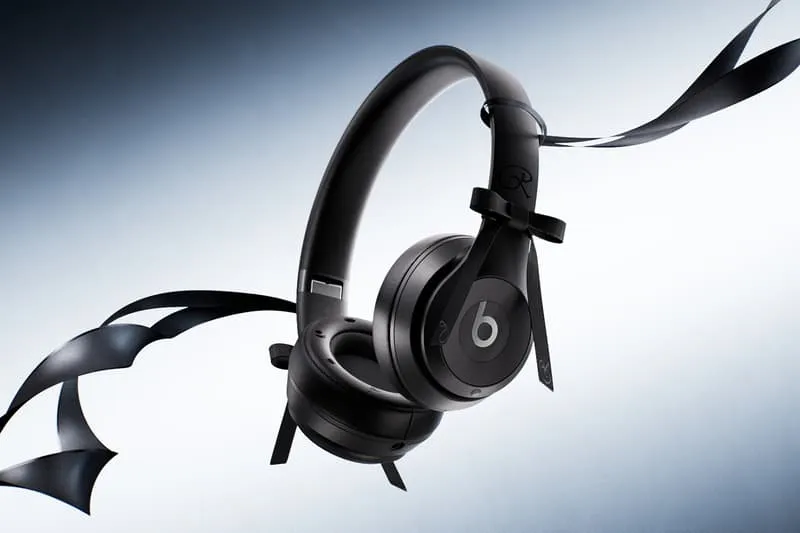 Casque audio noir avec ruban élégant flottant autour