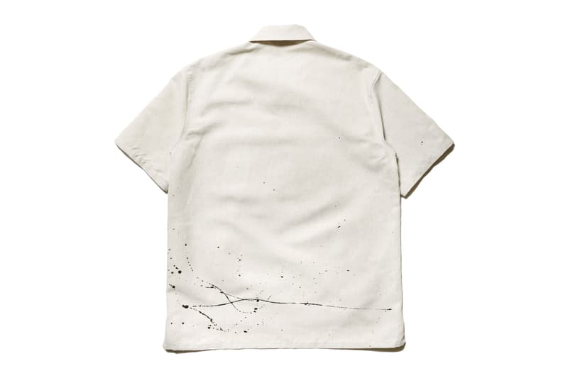 Chemise beige avec des éclaboussures d'encre noire, vue de dos.