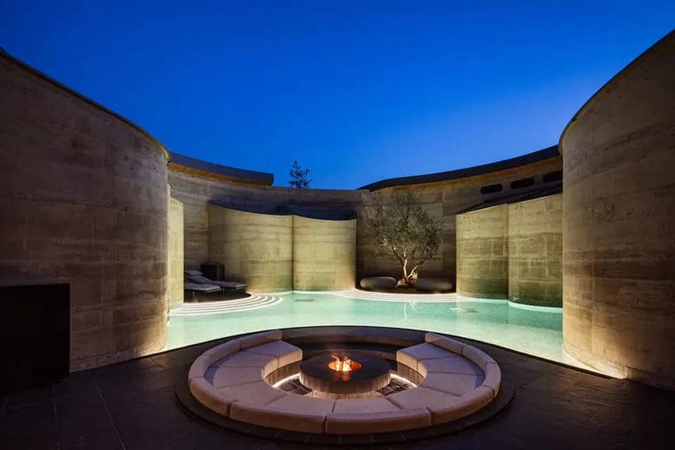 Bjarke Ingels apporte un futurisme audacieux au Japon avec NOT A HOTEL Setouchi