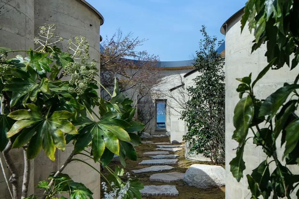 Bjarke Ingels apporte un futurisme audacieux au Japon avec NOT A HOTEL Setouchi