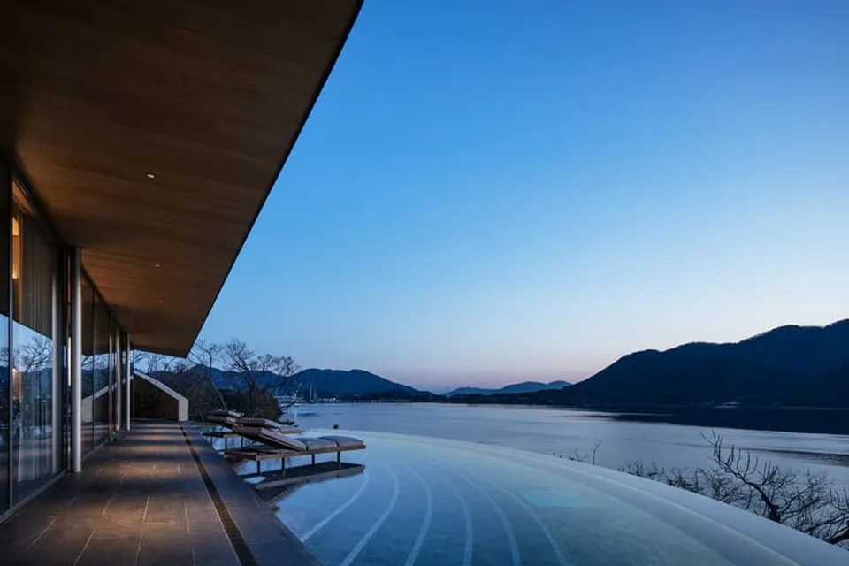Bjarke Ingels apporte un futurisme audacieux au Japon avec NOT A HOTEL Setouchi