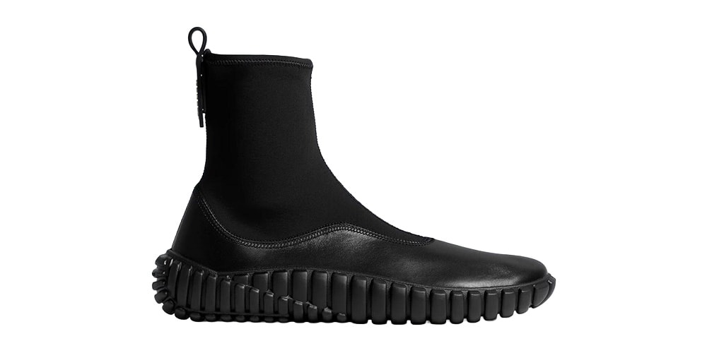 Botte noire moderne avec semelle texturée.