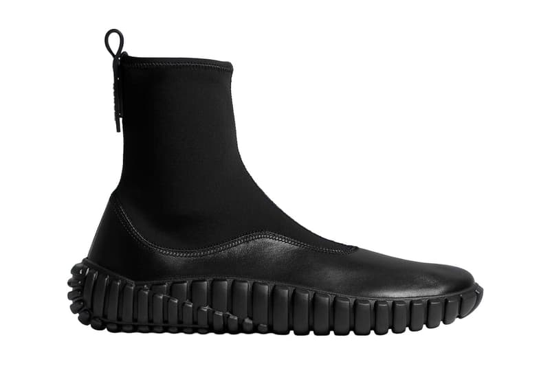 Chaussure noire moderne avec semelle texturée.