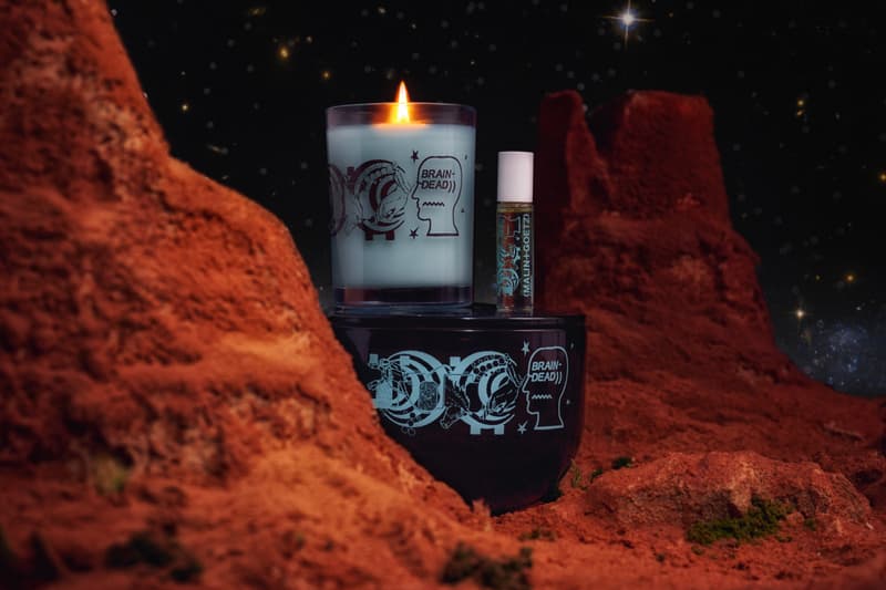 Bougie et flacon avec décor de canyon martien et étoiles en arrière-plan.