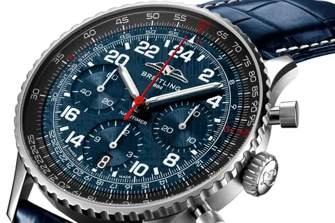 Montre Breitling Navitimer avec cadran complexe, bracelet bleu.