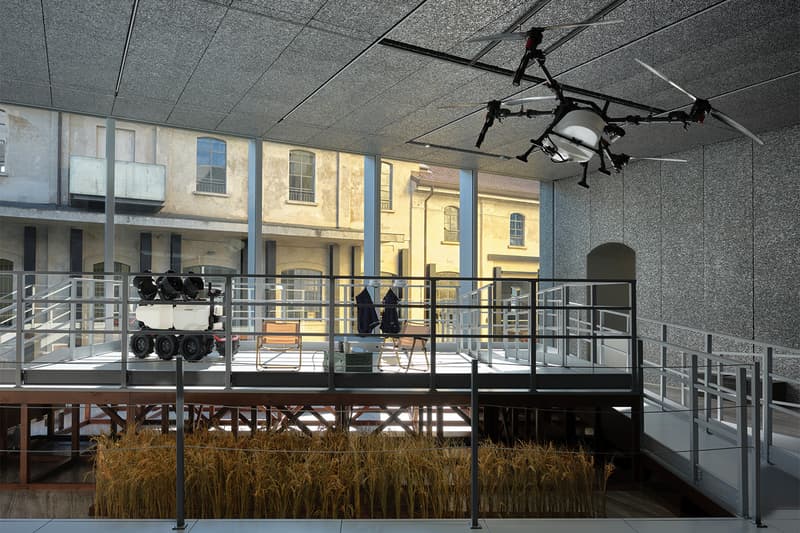 Intérieur moderne avec drone et culture céréalière en conteneur.