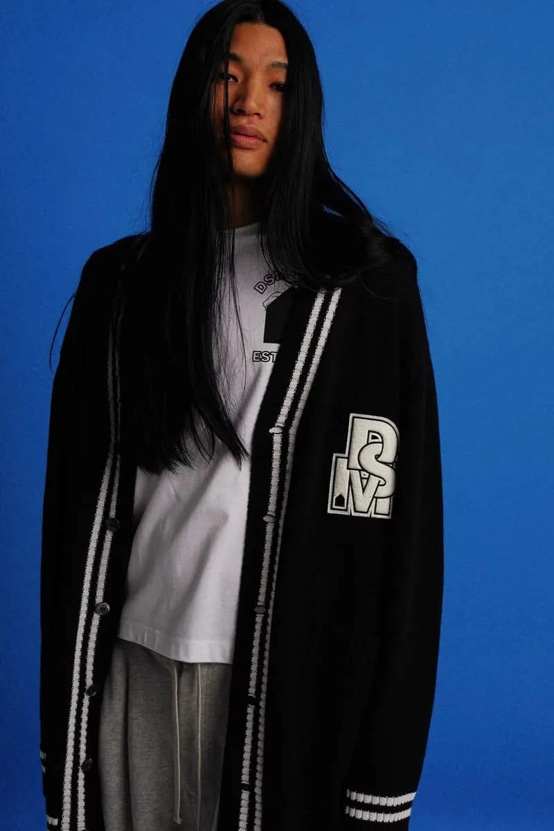 Personne en tenue décontractée sur fond bleu.