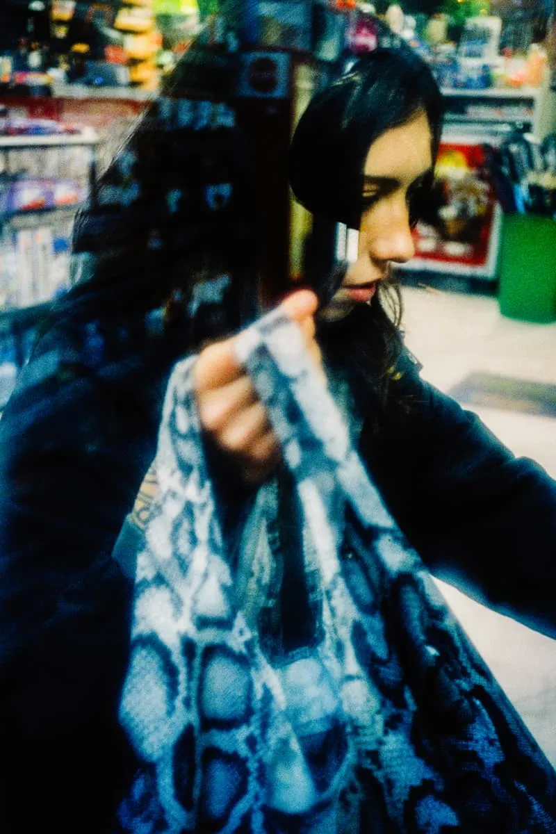 Image floue d'une personne tenant un sac dans un magasin