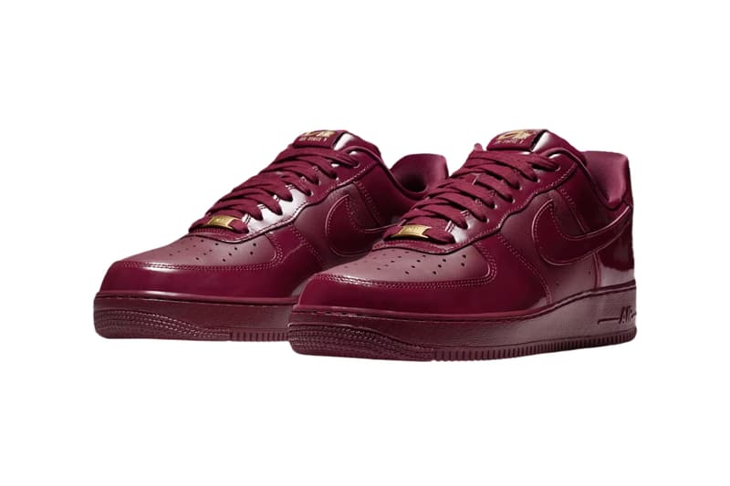 Chaussures rouges bordeaux, style basket, avec finition brillante.