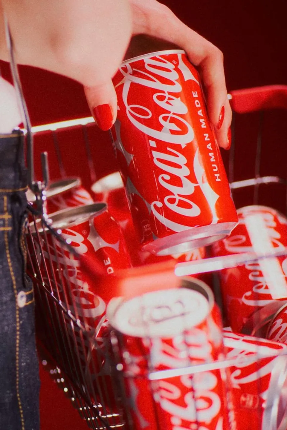 coca-cola-sassocie-a-human-made-pour-une-edition-limitee-au-design-unique-carousel-1.jpg
