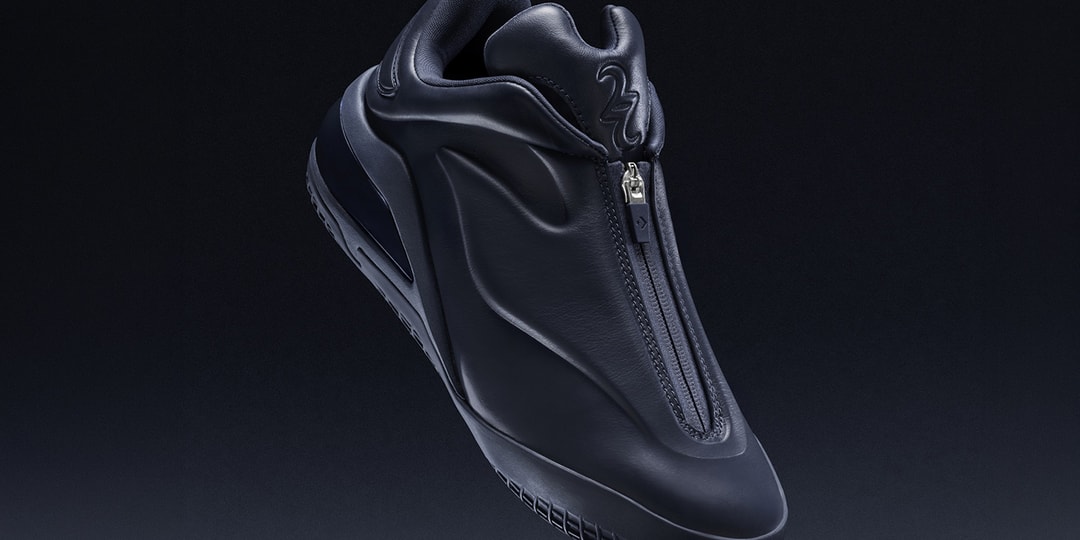 Chaussure noire futuriste avec fermeture éclair centrale.