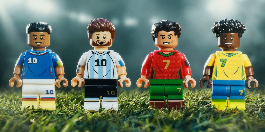 Quatre figurines de sport en LEGO sur une pelouse verte.