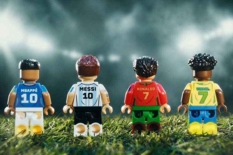 Quatre figurines de dos avec maillots de foot sur gazon