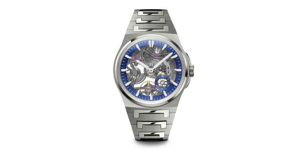 Montre squelette avec bracelet métal et cadran bleu, design moderne et épuré.