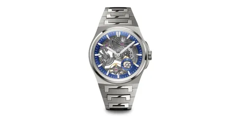 Montre squelette avec bracelet métal et cadran bleu, design moderne et épuré.