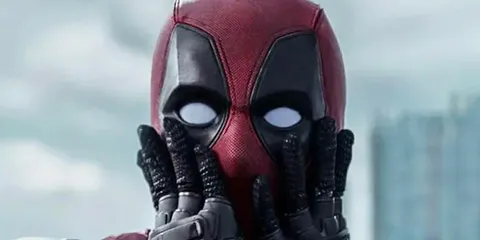 Personnage masqué en rouge et noir avec expression surprise