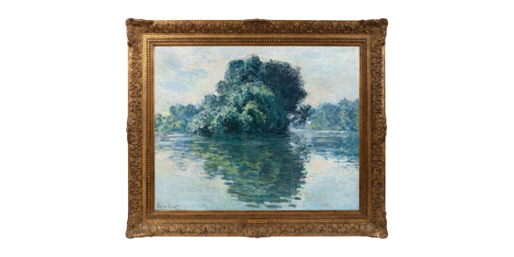 Peinture d'un paysage d'eau avec des arbres reflétés, dans un cadre orné.