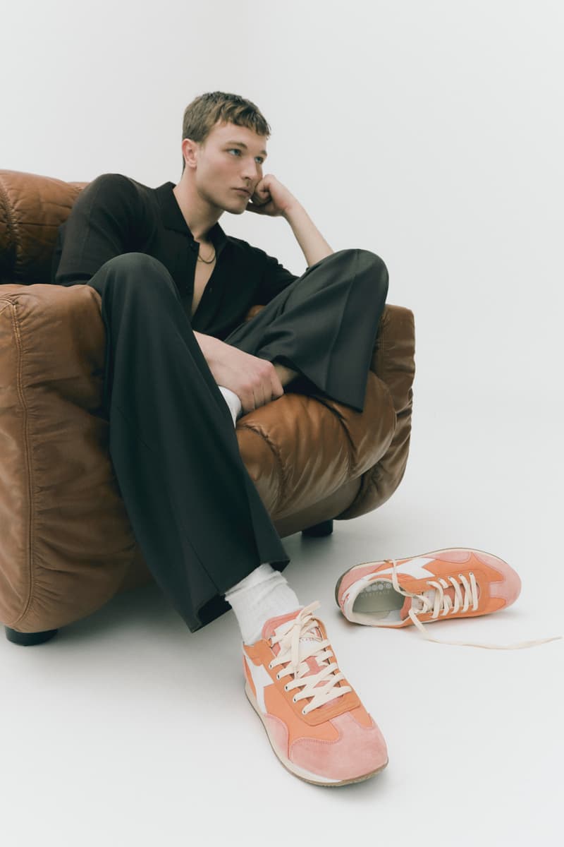 Homme assis dans un fauteuil avec des baskets orange à côté
