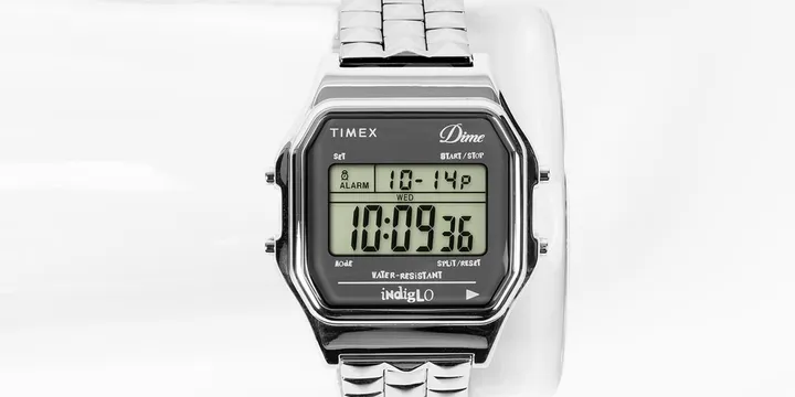 Montre numérique Timex argentée avec affichage de l'heure et de la date.