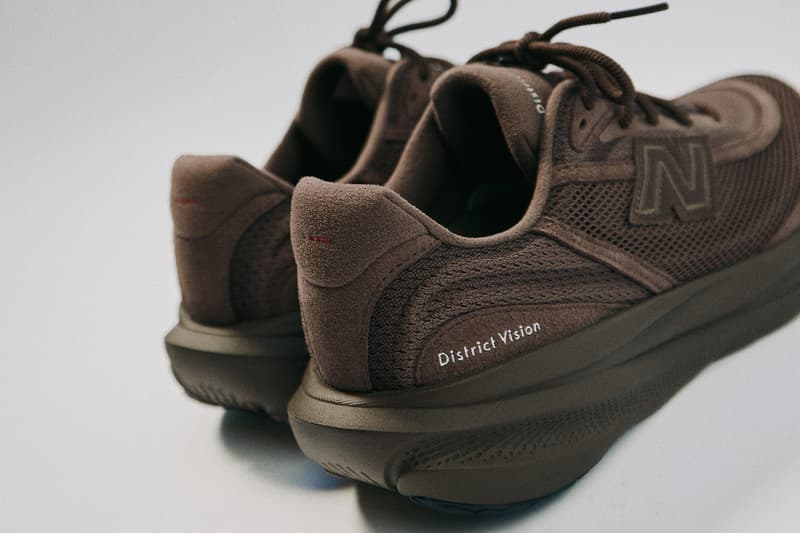 Chaussures marron avec logo et texte 'District Vision' sur le côté.