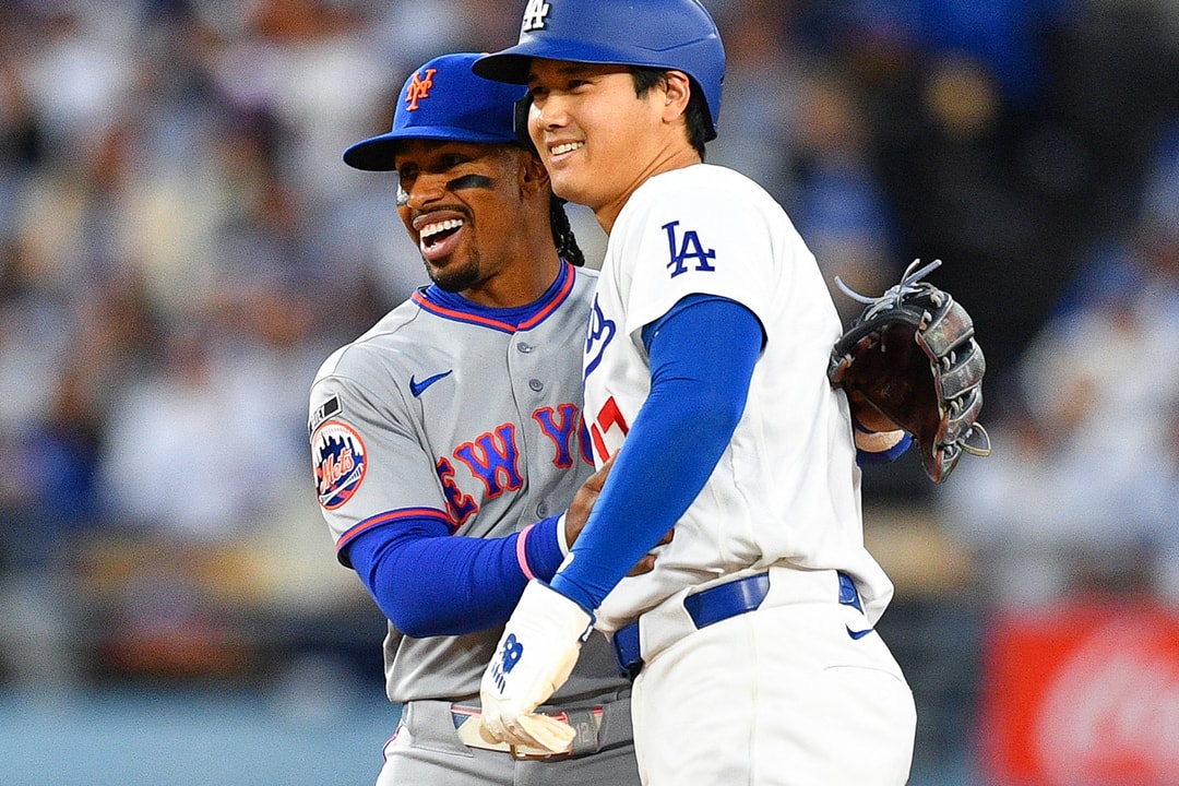 Deux joueurs de baseball souriants sur le terrain.