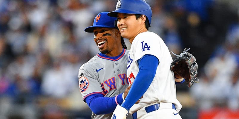 Deux joueurs de baseball souriants sur le terrain.