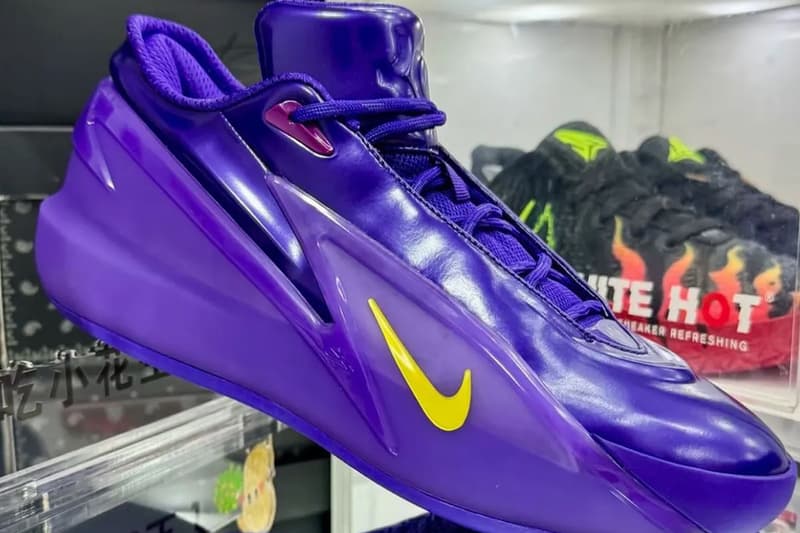 Chaussure violette avec logo Nike jaune exposée.