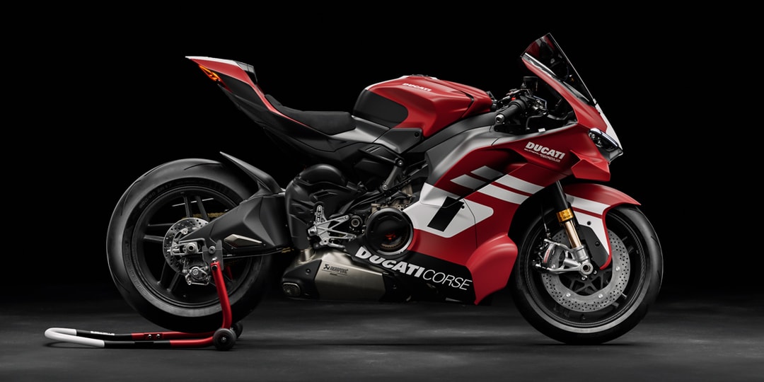 Moto rouge sportive Ducati Corse sur support noir