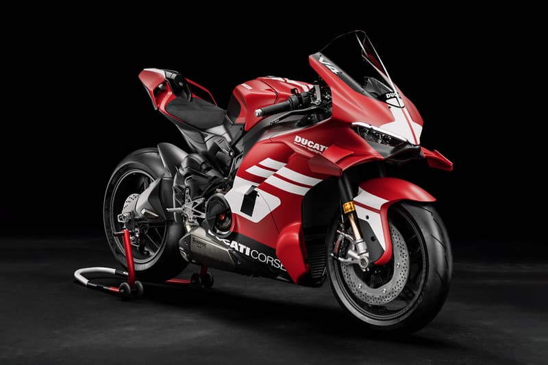 Moto de course rouge Ducati sur fond noir, vue de côté.