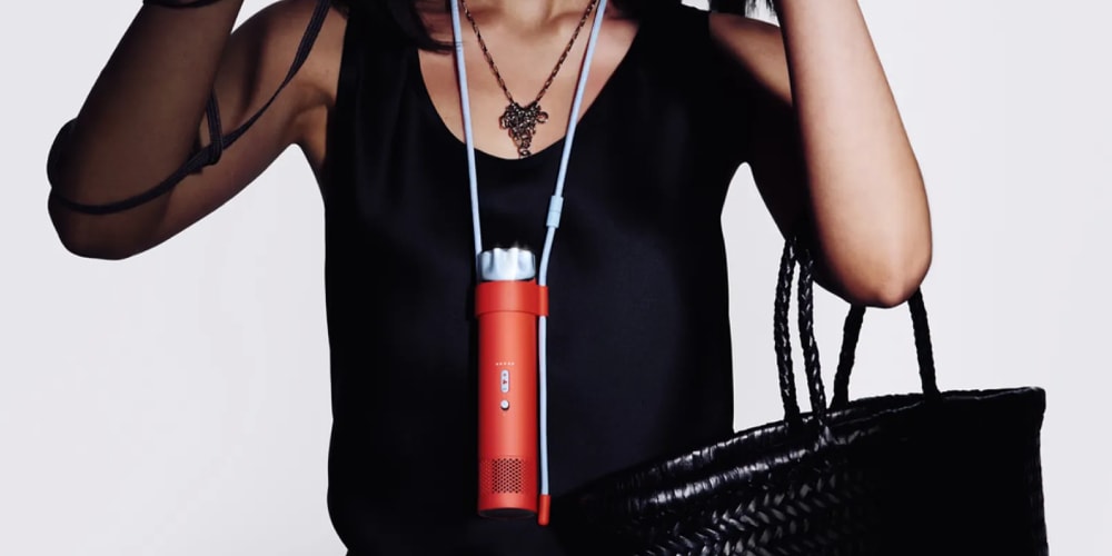 Femme portant un porte-cigarette rouge autour du cou avec un collier et un sac noir.